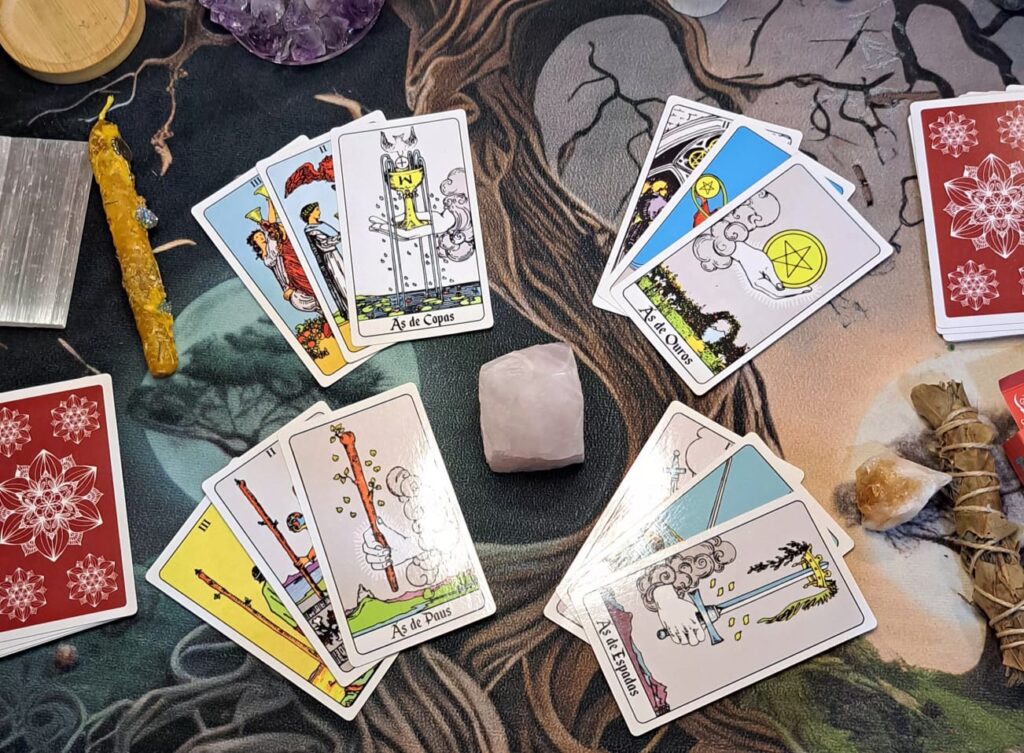 Guia Completo dos Arcanos Menores: O Significado Prático de cada Carta