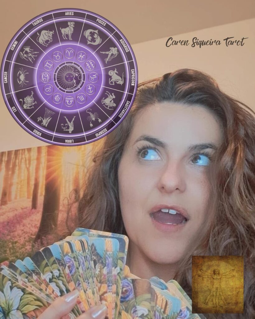 Caren Siqueira segurando cartas de Tarot e um Mapa Astral, unindo astrologia e oráculo para mentoria estratégica em Florianópolis.